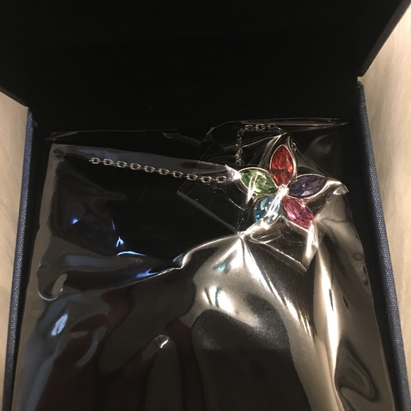 NWT!!! Colorful Flower Shaped Necklace - Picture 2 of 5